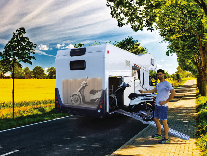 Dviračių ir (arba) paspirtukų krovimo pagalbinė priemonė galiniame garaže Dviračių ir (arba) paspirtukų krovimo pagalbinė priemonė galiniame garaže