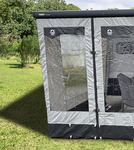 Girona - Tuulen- ja sateensuoja - etupaneeli, korkeus 235-250 cm, leveys 100 cm. Girona - Tuulen- ja sateensuoja - etupaneeli, korkeus 235-250 cm, leveys 100 cm.