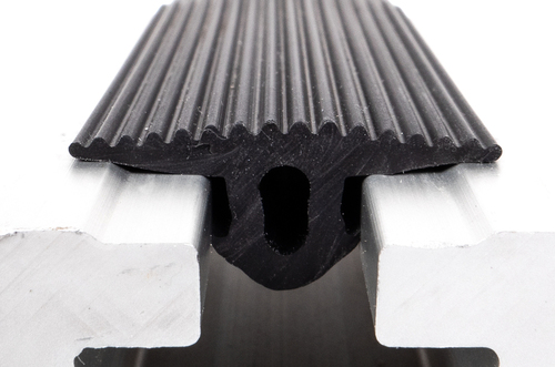 Abdeckprofil geriffelt - 2 m Länge - Schwarz