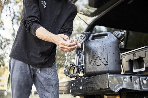 Waterport 2.0, 7,5L schwarz, manuelle Pumpe,mit Düse,lebensmittelecht