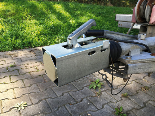 Laatikon kiinnitys vaunuun, jossa on kiekon lukko