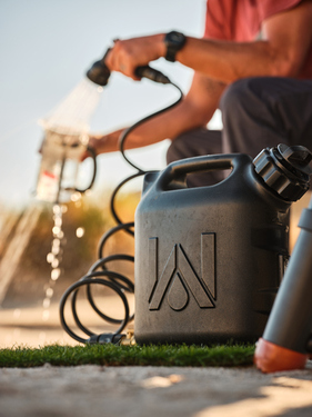 Waterport 2.0, 7,5L schwarz, manuelle Pumpe,mit Düse,lebensmittelecht