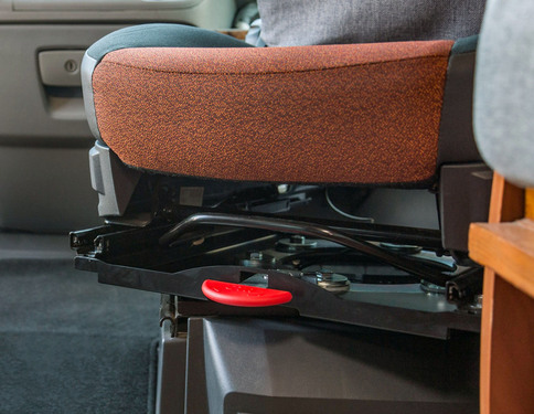 Otočná konzola Iveco Daily z roku 2014 - strana řidiče a spolujezdce