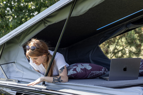 Ford Custom V710 L1 magamiskotiga katus - Kõrge esiosa - Avatud taevavõlv - Valatud pealisriie - Must - LED-iga