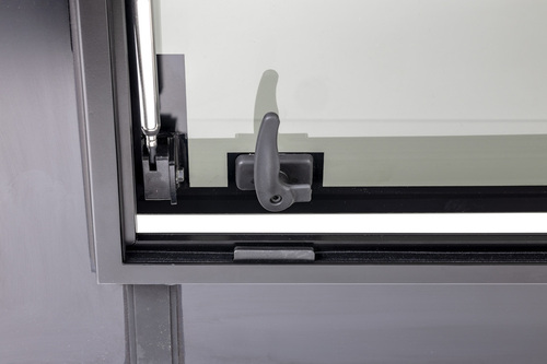 HÆNGSLEDE VINDUER AF SIKKERHEDSGLAS TIL AUTOCAMPERE OG MAXIVANS