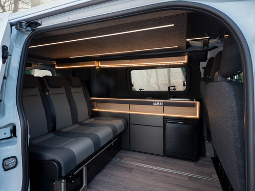 Ford Custom V710 L1 alvótető - magas front - standard fúvókák - öntött tetőkárpit - fehér