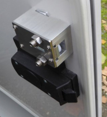 Cerradura universal incorporada para solapas de maletas