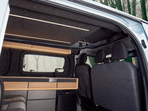 Ford Custom V710 L1 alvótető - Magas front - Nyitott égboltozat - Formázott tetőkárpit - Fehér - LED-ekkel