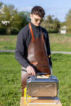 HOLIDAY TRAVEL Grillschürze, braun, Leder